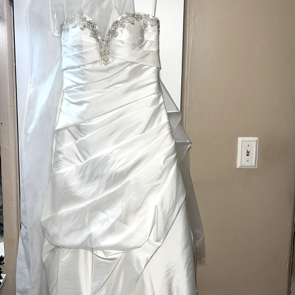 Casablanca The Diamond Collection White Wedding Gown With Train NWT - Picture 3 of 17